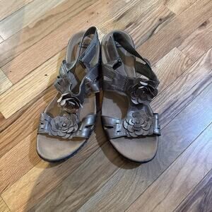 Clarks "Leisa Claytin" sandals in a pewter metallic color W Floral Details Size